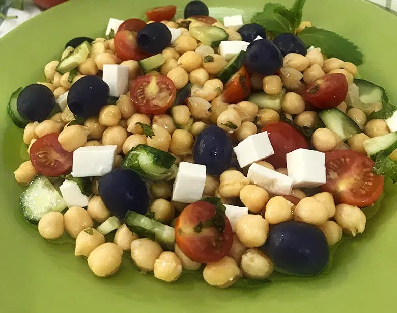 Como Preparar una Rica Ensalada Griega De Garbanzos