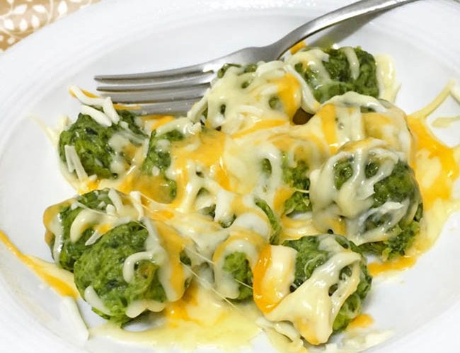 Albóndigas de Espinacas con Salsa de Queso