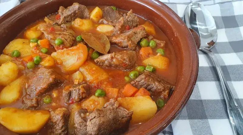 Guiso de Patatas y Carne: Receta Casera y Reconfortante