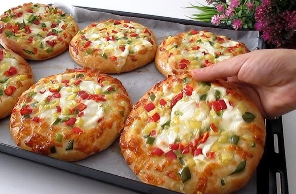 ¿Qué Cocinar para la Cena? Prepara esta increíblemente deliciosa RECETA de Mini Pizzas al Horno: ¡Excelente idea!
