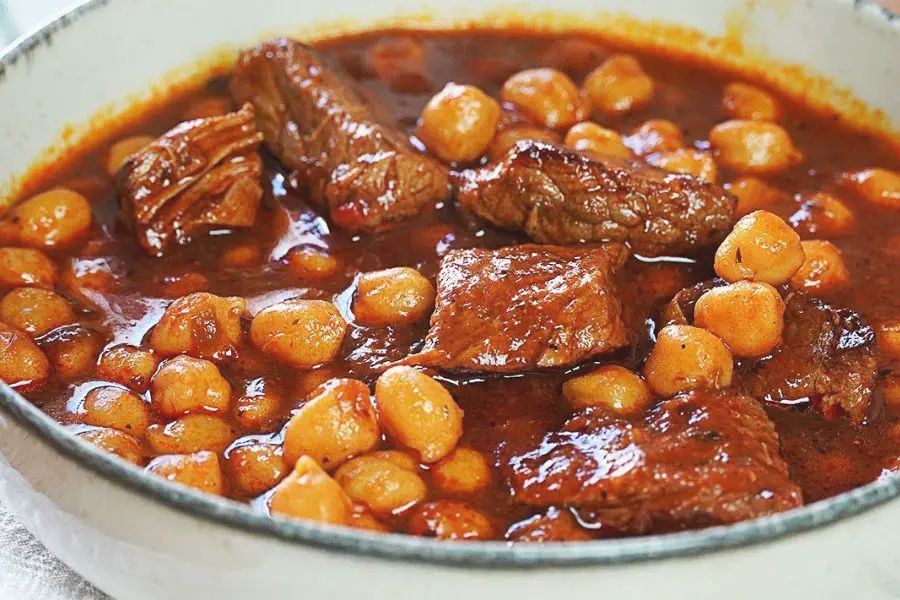 🥘💥 «Receta Turca de Garbanzos y Carne: ¡Un Festín para Toda la Familia!