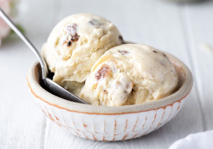 Delicioso Helado de Pasas al Ron: ¡Un Postre que Sorprenderá a Todos! 🍇🍨