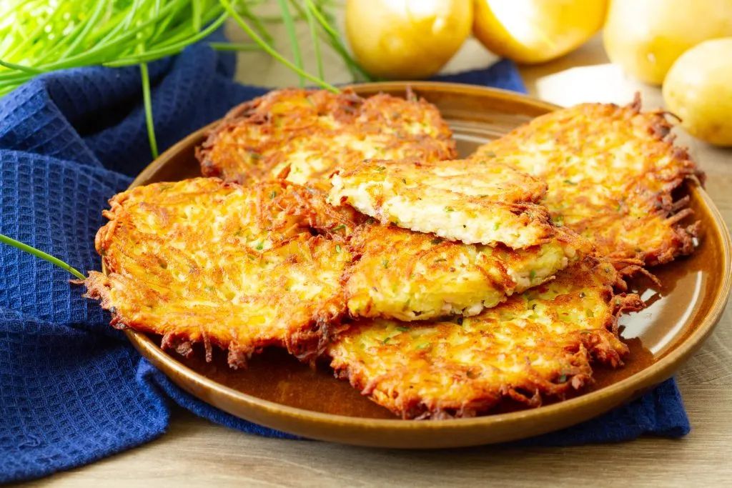 Papas, Huevos, Queso y Harina con una corteza crujiente y dorada, ¡Estos Buñuelos son increíbles! Guarda la receta