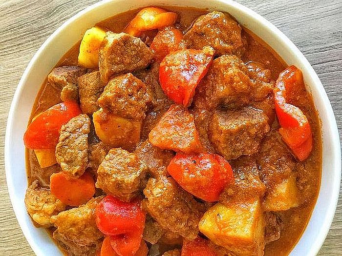 Carne de Cerdo con Papa y Zanahoria: Un Guiso Casero y Reconfortante