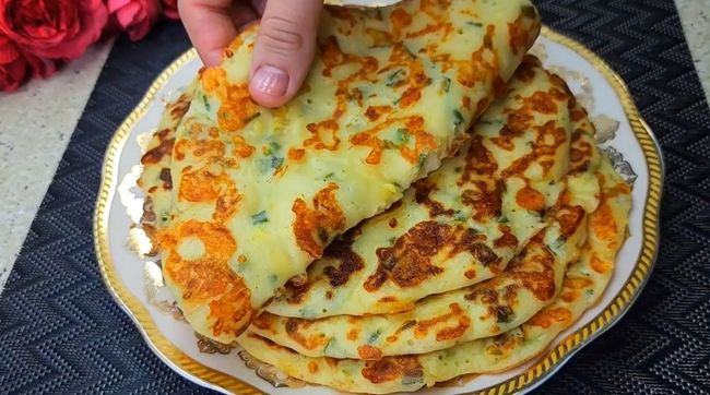 Panqueques de Kéfir con Queso y Cebollas: ¡Rápidos, esponjosos y deliciosos!
