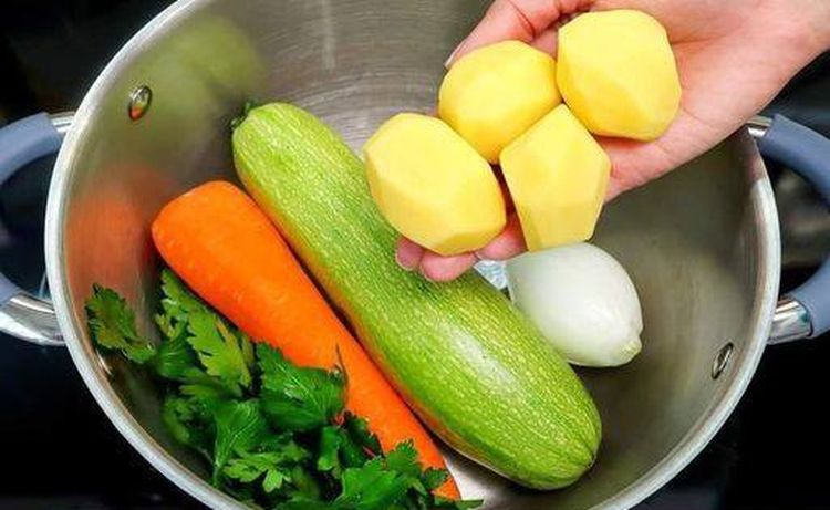 Sopa Ligera de Calabacín y Patatas: Saludable y Reconfortante