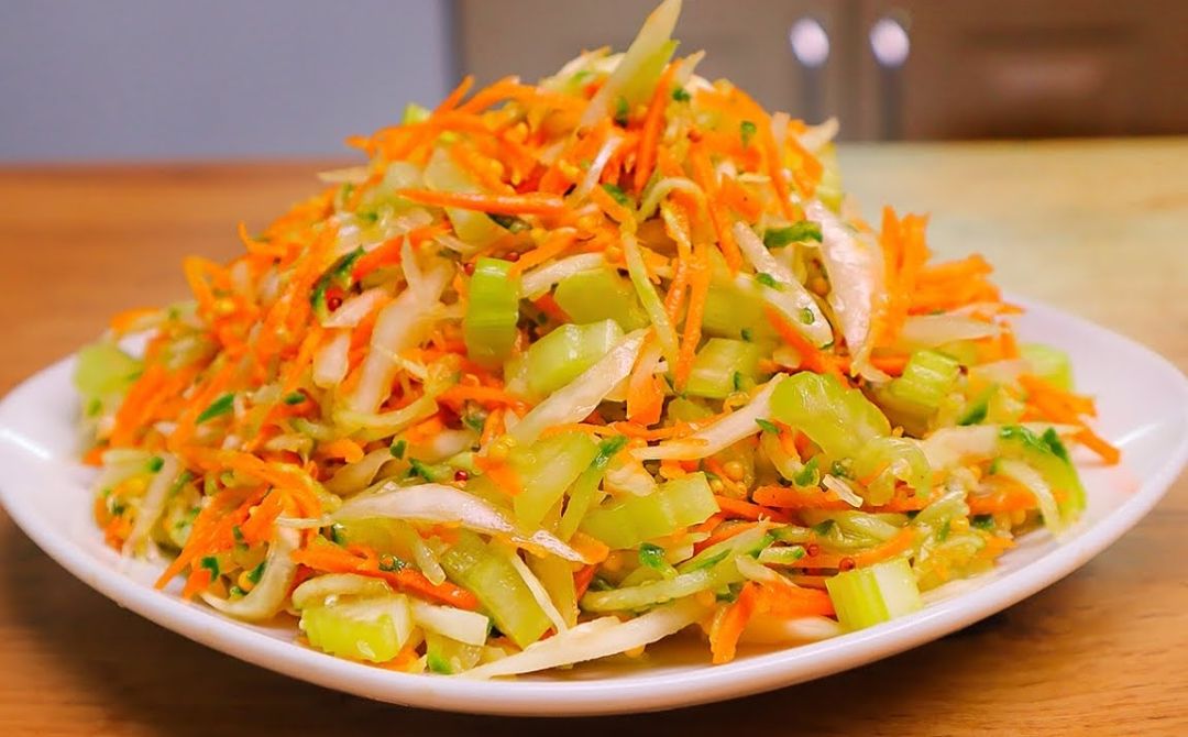 Ensalada Fresca de Col con Aderezo Miel Mostaza: ¡Un Plato Refrescante y Saludable!