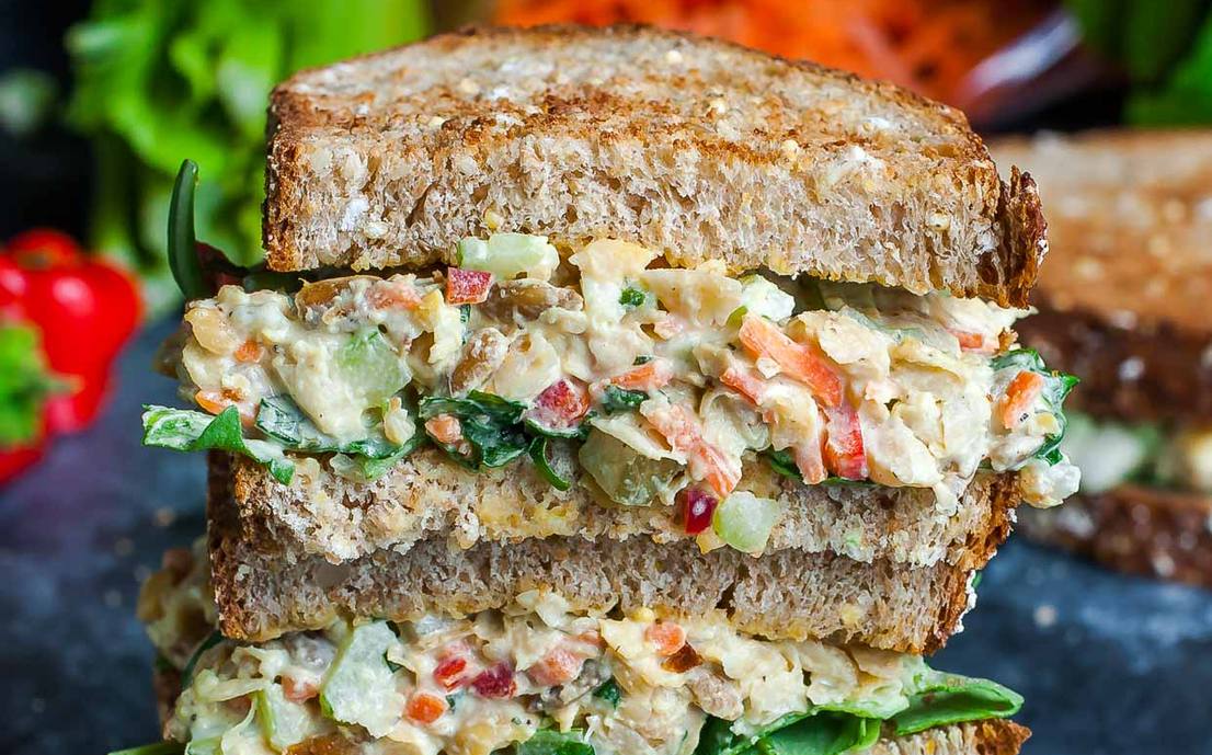 Sándwich de Ensalada de Garbanzos y Vegetales ¡Nutritivo y Delicioso!